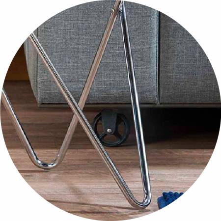 Křížové nohy stolu s podložkami ve spodní části.